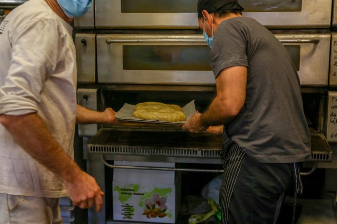 Archivo - Dos reposteros elaborando postres.