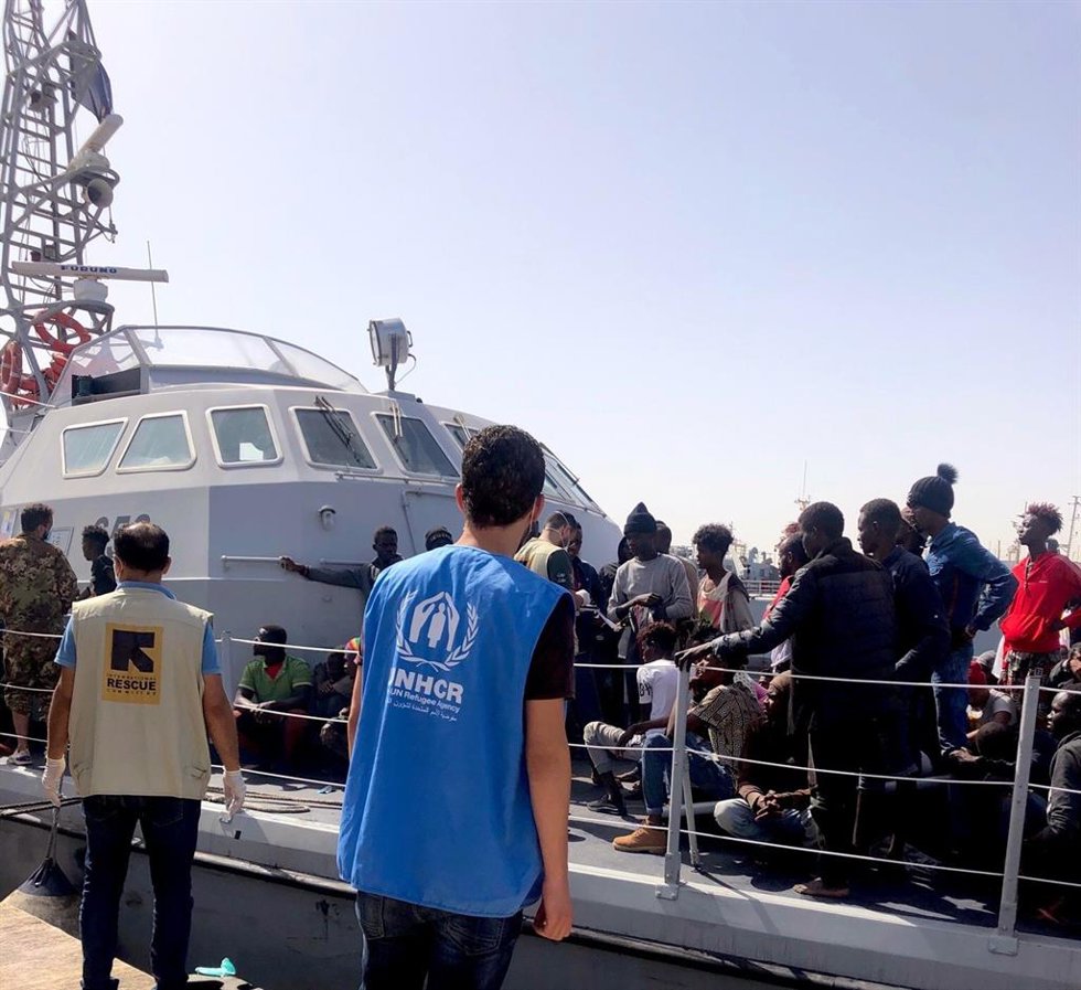 Archivo - Migrantes y refugiados rescatados en el mar Mediterráneo y devueltos a la costa de Libia