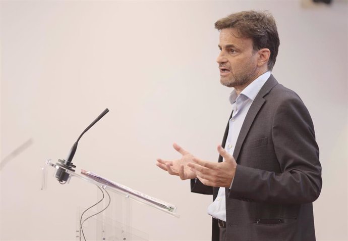 El presidente del grupo parlamentario de Unidas Podemos en el Congreso, Jaume Asens, interviene en una rueda de prensa posterior a una Junta de Portavoces en el Congreso de los Diputados, a 14 de septiembre, en Madrid (España).