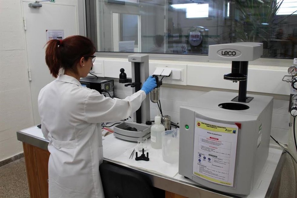 Archivo - Laboratorio, muestra, microscopio