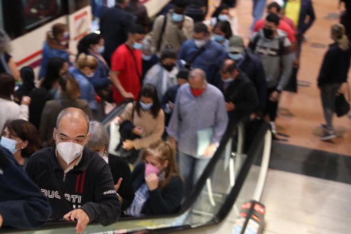 Un grupo de pasajeros sube las escaleras desde uno de los andenes de la estación de Madrid - Puerta de Atocha
