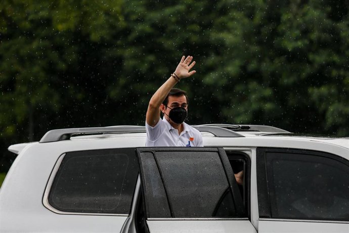El alcalde de Manila, Isko Moreno, saluda desde un coche.