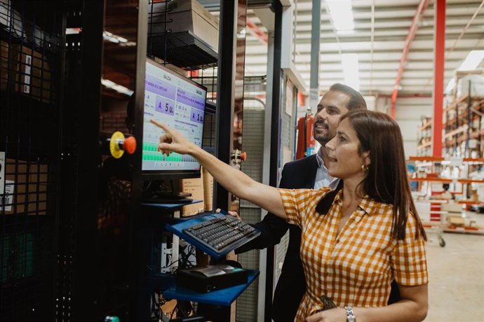 Archivo - El CEO de Vistalegre Solutions, Fran Pérez, y la directora de compra, Lidia Pérez, en sus instalaciones centrales.