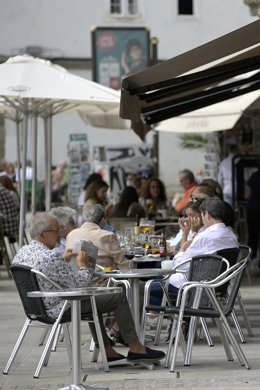 Varias personas en la terraza de un bar en Galicia.