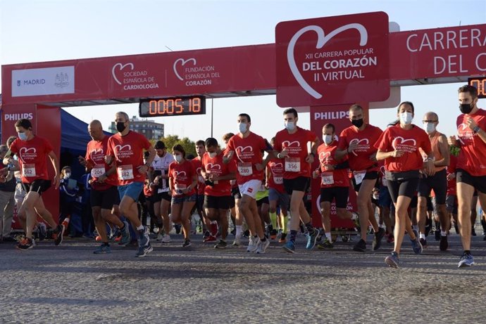 Casi 2.000 corredores han participado en la XII Carrera Popular del Corazón en Madrid para concienciar sobre la importancia de realizar ejercicio físico.