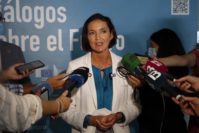 La ministra de Industria, Comercio y Turismo, Reyes Maroto, en rueda de prensa en el Palacio de Congresos.