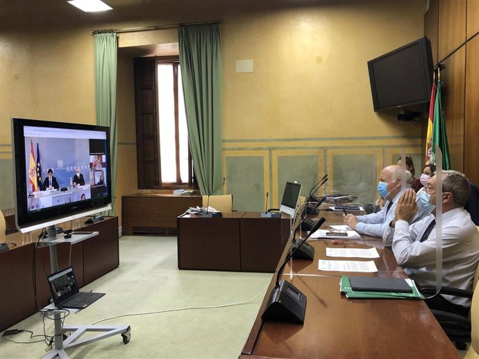 Archivo - Los consejeros de Transformación Económica, Industria, Conocimiento y Universidades, Rogelio Velasco, y de Salud y Familias, Jesús Aguirre, en una foto de archivo en una reunión de la Conferencia General de Política Universitaria.