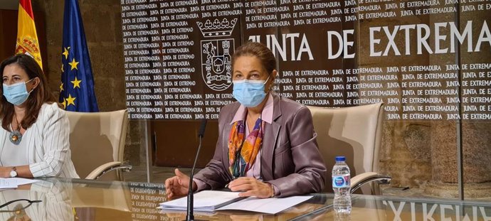 La vicepresidenta primera y consejera de Hacienda y Administración Pública, Pilar Blanco-Morales, y la directora general de Financiación Autonómica y Fondos Europeos, Lourdes Hernández, en rueda de prensa sobre los fondos de cohesión extremeños