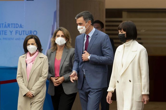 (I-D) La ministra de Defensa, Margarita Robles; la vicepresidenta tercera y ministra para la Transición Ecológica y Reto Demográfico, Teresa Ribera; el presidente del Gobierno, Pedro Sánchez, y la ministra de Ciencia e Innovación, Diana Morant, a su lle