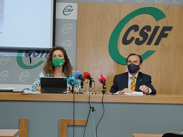 La presidenta del secor de Educación de CSIF Extremadura, Mercedes Barrado, acompañada por el asesor jurídico del sindicato.