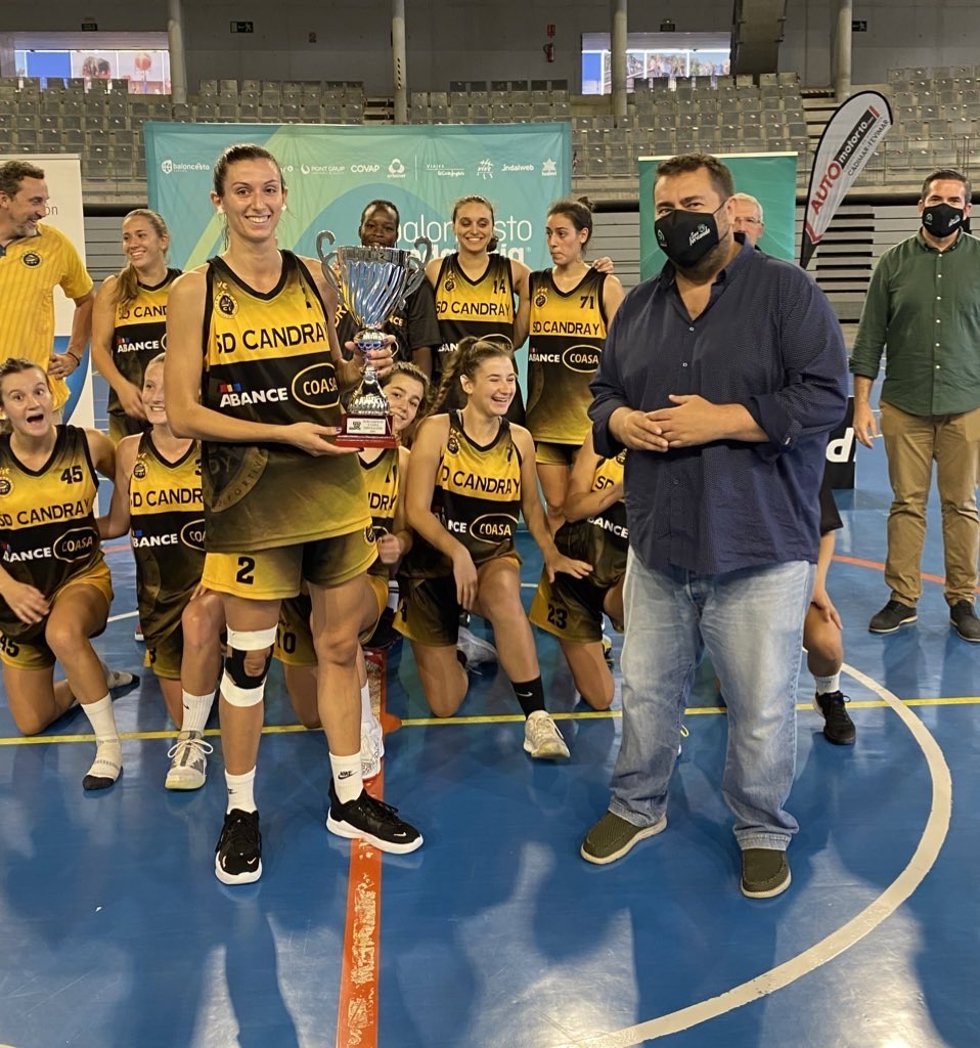El responsable del área de Desarrollo de la Ciudadanía de Diputación de Cádiz, Jaime Armario, tras la entrega de la Copa Diputación de baloncesto al DKV Jerez.