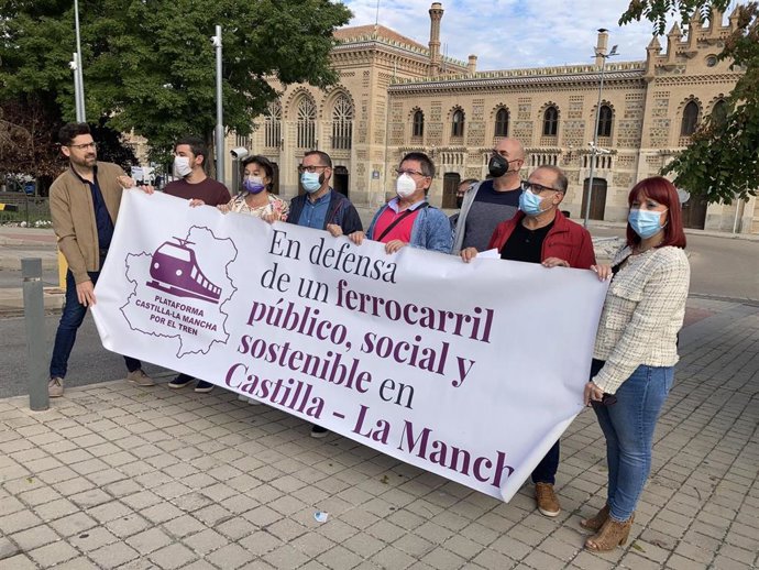 Miembros de la Plataforma Castilla-La Mancha por el tren