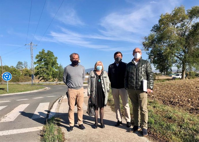 La diputada foral de Infraestructuras Viarias y Movilidad, Blanca de la Peña, y el concejal de Movilidad y Espacio Público, Raimundo Ruiz de Escudero