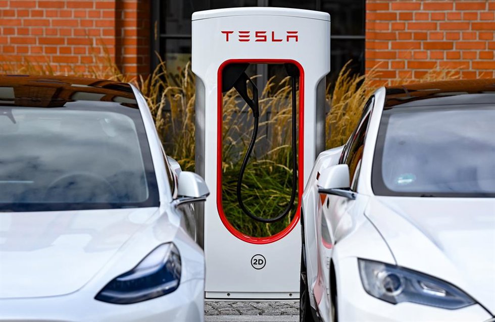 Archivo - 10 September 2020, Berlin: Tesla Model 3 (L) and Model S park next to a new Tesla Supercharger station at Euref Campus Berlin. Photo: Jens Kalaene/dpa-Zentralbild/dpa