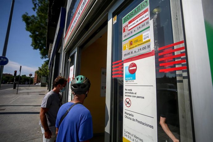 Archivo - Dos personas entran a una oficina del SEPE de Puerta del Ángel, el día en el que se han presentado los datos de paro registrado y de afiliación a la Seguridad Social correspondientes al mes de julio, a 3 de agosto de 2021, en Madrid, (España)