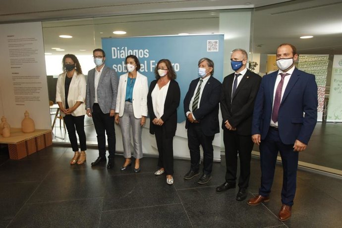 La presidenta del Govern, Francina Armengol, la ministra de Industria, Comercio y Turismo, Reyes Maroto, y el alcalde de Palma, José Hila, inauguran los diálogos sobre el Futuro de la Economía Circular en el Palacio de Congresos.