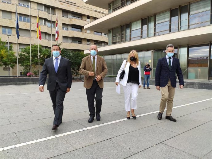 El vicepresidente de la Junta, Francisco Igea, segundo por la izquierda, a su llegada a la Delegación de la Junta en Salamanca.