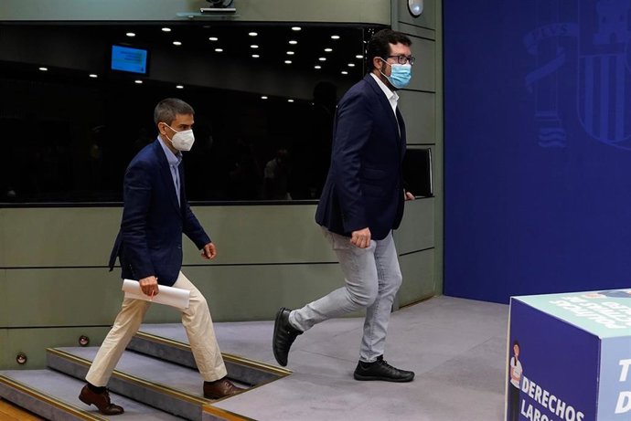 Archivo - El secretario de Estado de Empleo y Economía Social, Joaquín Pérez Rey (d), y el de Seguridad Social y Pensiones, Israel Arroyo, llegan para presentar los datos de paro registrado y afiliación a la Seguridad Social del mes de julio de 2021, a 