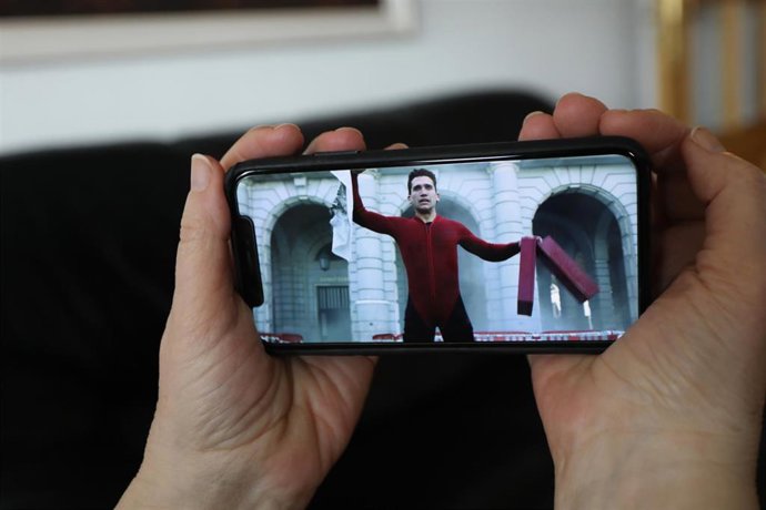 Archivo - Una persona hace uso de la plataforma de streaming Netflix, que ha obtenido un beneficio de 709 millones de dólares (653 millones de euros) entre enero y marzo de 2020, más del doble de lo que logró en el mismo periodo del año pasado, según ha