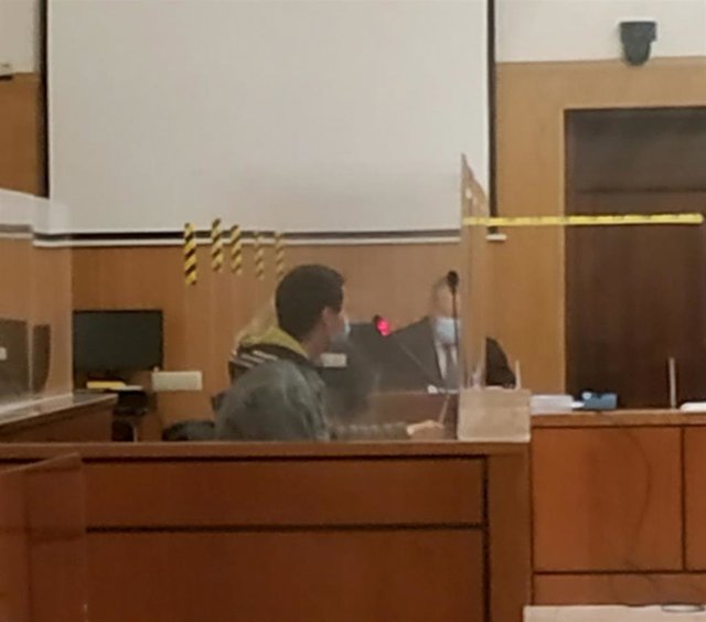 El condenado, durante la comparecencia en la que se ha conformado con dos años de prisión.