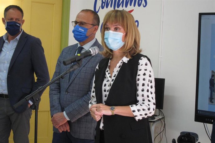 La ministra de Educación y Formación Profesional, Pilar Alegría, atiende a los medios de comunicación con motivo de su visita al Centro Público Integrado de FP 'Corona de Aragón' de Zaragoza.