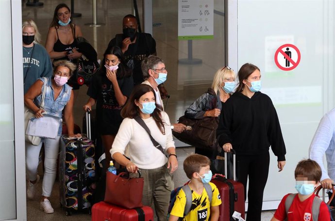 Archivo - Llegada de turistas de varias nacionalidades al aeropuerto de Málaga, foto de archivo  