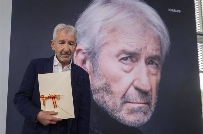 El actor José Sacristán posa con el Premio Nacional de Cinematografía 2021, en el centro cultural Tabakalera de San Sebastián.