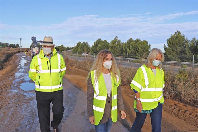 Archivo - Mestre y Colombo visitando la obra de mejora de la seguridad vial de la A-480