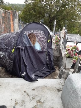 Peregrina alemana acampada en un cementerio en Lugo