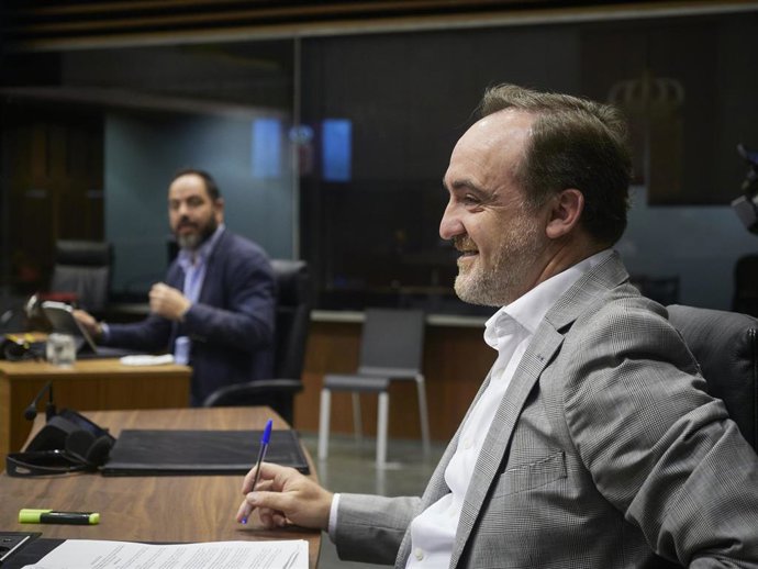 Archivo - El portavoz de Navarra Suma, Javier Esparza, en primer plano, y tras él el portavoz del PSN, Ramón Alzórriz, en la Mesa y Junta de Portavoces del Parlamento de Navarra este lunes 22 de junio de 2020.