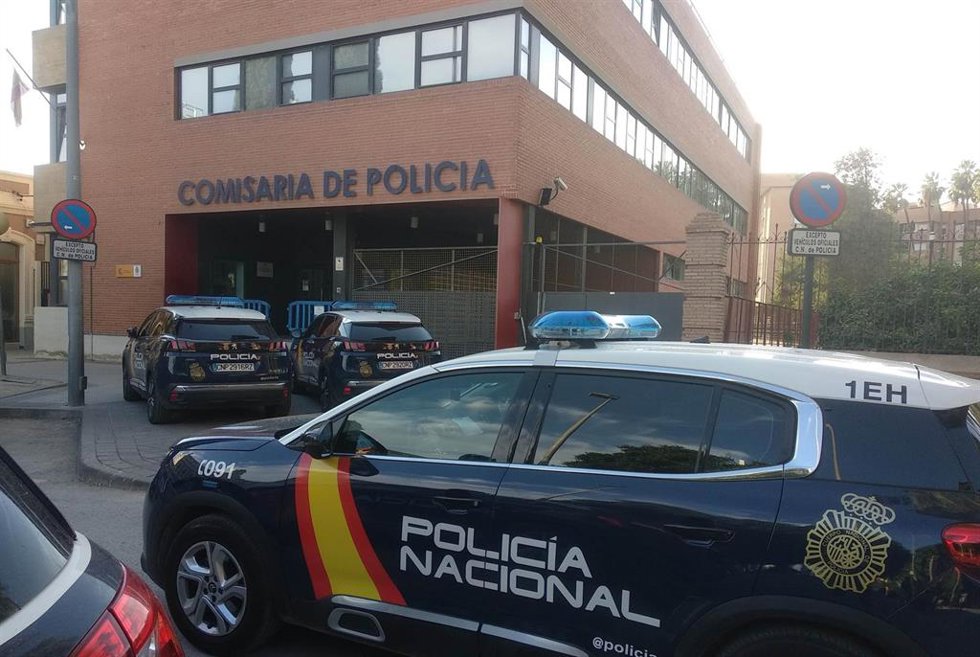 Imagen de archivo de un piso patrulla en la puerta de la Comisaría