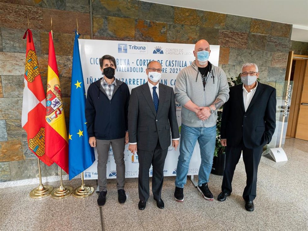 Luis Fuentes (2 i) junto a ponentes y organizadores de la jornada.