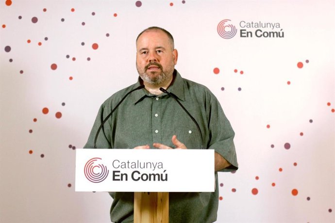 El portavoz de los comuns y diputado en el Congreso, Joan Mena, en rueda de prensa