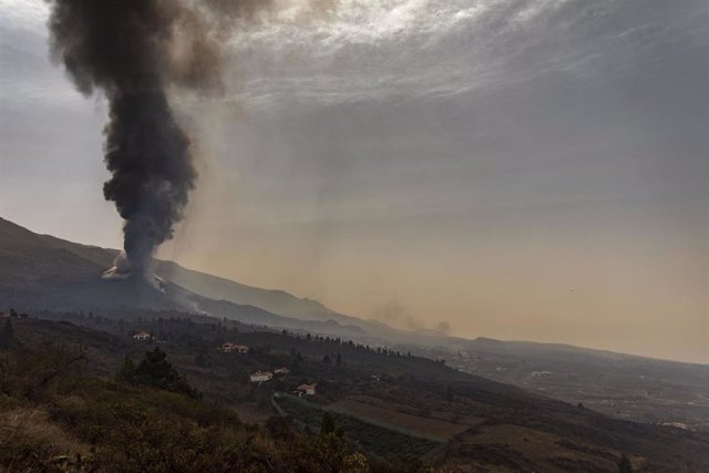 El volcán de Cumbre Vieja desde el valle de Aridane, a 1 de octubre de 2021, en Tacande de Abajo, La Palma, Santa Cruz de Tenerife, Canarias (España). 