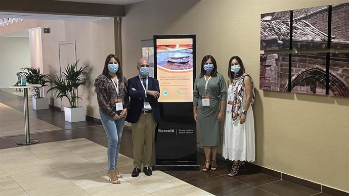 El presidente de la Sociedad Andaluza de Patología Digestiva, Manuel Rodríguez, la directora médica del Hospital Juan Ramón Jiménez, Alejandra Álvarez, y las especialistas del centro organizadoras del evento, Ana Bejarano (jefa del servicio).