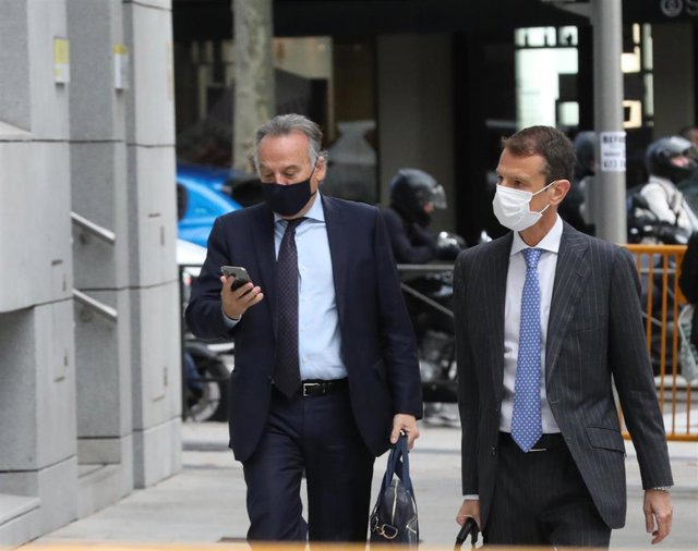 El exdirector de cumplimiento normativo del Banco Popular Juan José Rubio (d) acude a declarar a la Audiencia Nacional como investigado en la causa que estudia las irregularidades en el Popular en 2016, cuando ejercía dicho cargo, a 4 de octubre de 2021, 