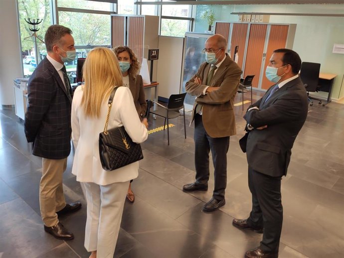 El vicepresidente Francisco Igea, segundo por la derecha, en la visita a la oficina de asistencia en materia de registro en la Delegación de la Junta en Salamanca.