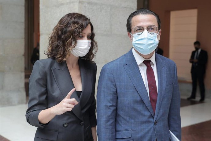 La presidenta de la Comunidad de Madrid, Isabel Díaz Ayuso y el consejero de Economía, Hacienda y Empleo del Gobierno regional, Javier Fernández-Lasquetty, durante la firma de la Estrategia Madrid por el Empleo 2021-23, en la Real Casa de Correos, a 23 