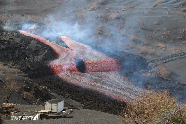 Nueva colada surgida tras la aparición de dos nuevas bocas en el volcán de La Palma