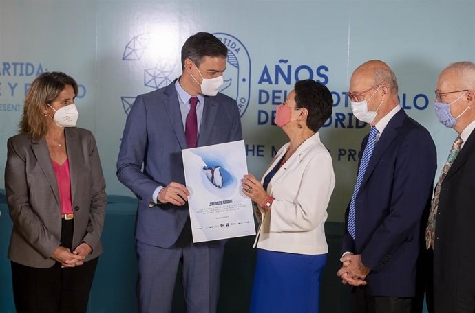 La vicepresidenta tercera y ministra para la Transición Ecológica y Reto Demográfico, Teresa Ribera (1i), y el presidente del Gobierno, Pedro Sánchez (2i), durante la Conferencia del Protocolo de Madrid en el Museo Arqueológico, a 4 de octubre de 2021, 