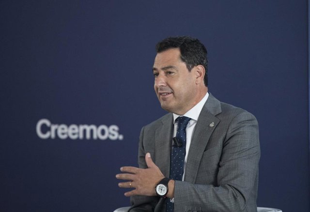 El presidente del PP-A y de la Junta, Juanma Moreno (c), interviene en un debate sobre 'Libertad frente al populismo' junto a Mario Vargas Llosa (i), Premio Nobel de Literatura, y a Leopoldo López (d), opositor al régimen chavista y premio Sájarov. A 30 d