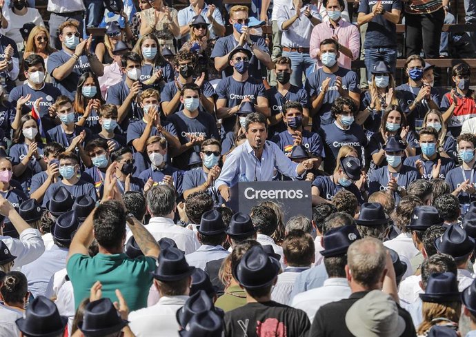 El presidente del PP en Comunidad Valenciana, Carlos Mazón, en el acto de clausura de la Convención Nacional del PP, en la Plaza de Toros de Valencia, a 2 de octubre de 2021, en Valencia