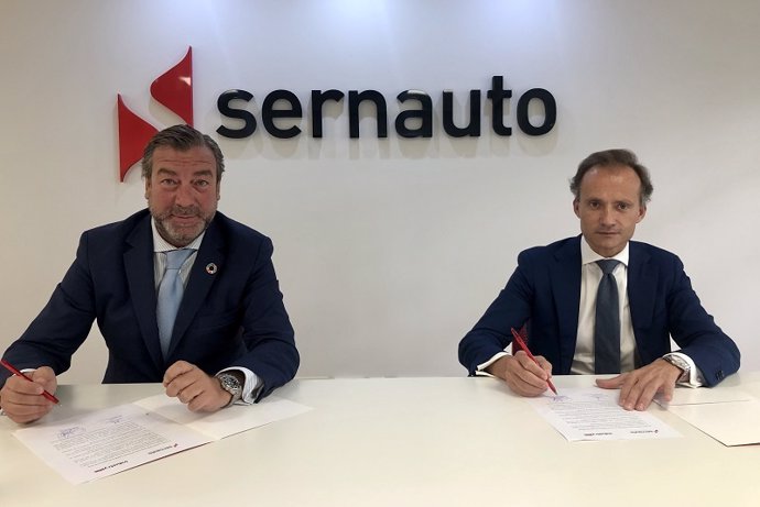 (De Izq. A Dcha.) José Portilla, Director General De Sernauto Y Pedro J. Carrillo, Fundador De Industry Talks Y CEO De Grupo Metalia, En El Momento De La Firma.