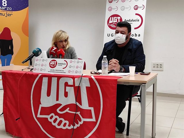 Carmen Castilla y Vicente Palomares en la sede de UGT Córdoba.