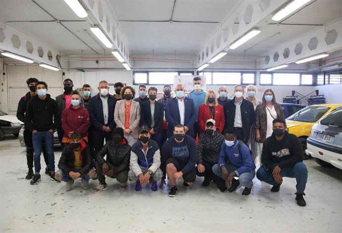 La presidenta del Gobierno de Navarra, María Chivite, visita las instalaciones de la Agencia Integral de Empleo Iturrondo.