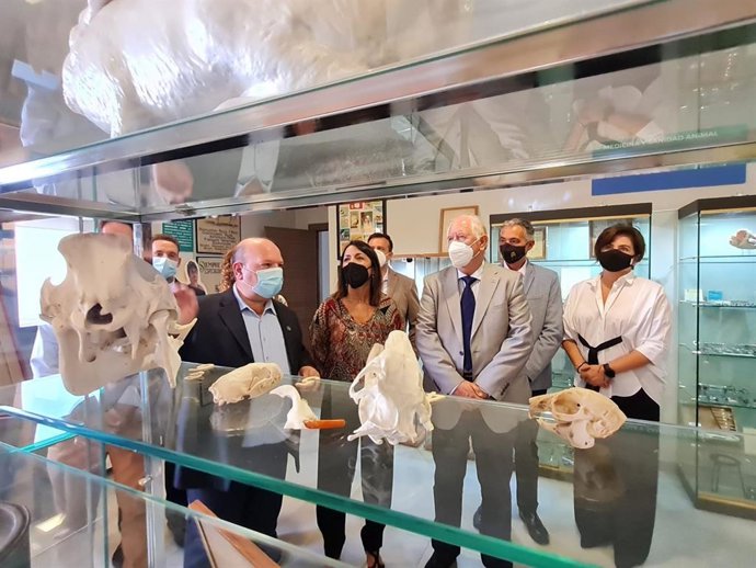 La presidenta del Parlamento de Andalucía, Marta Bosquet, visita la sede del Colegio de Veterinarios de Almería.