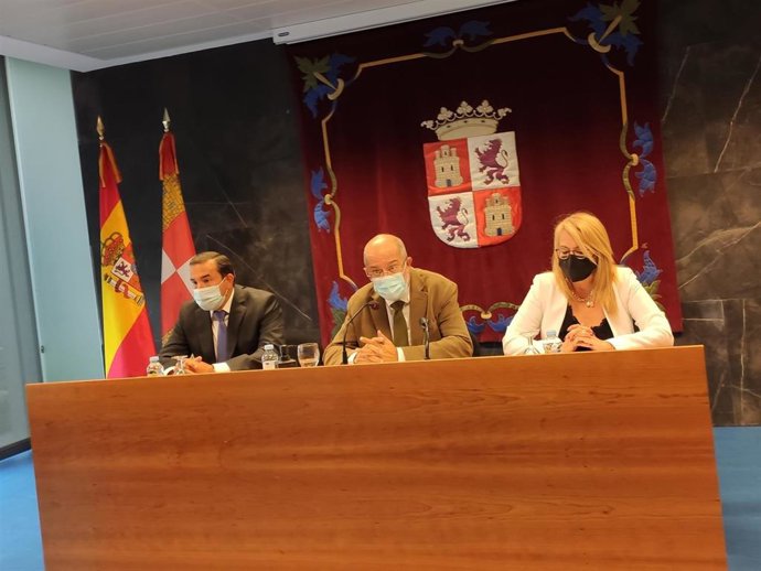 El Vicepresidente Francisco Igea (Centro) En Salamanca Junto A La Directora General De Atención Al Ciudadano Y Calidad De Los Servicios, María García Fonseca, Y El Delegado Territorial Eloy Ruiz.