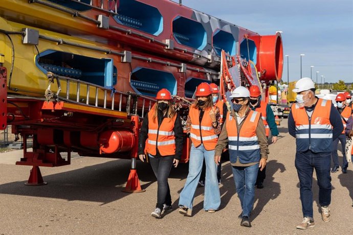 La consejera municipal de Servicios Públicos y Movilidad, Natalia Chueca, comprueba la instalación del parque de ocio familiar en Valdespartera