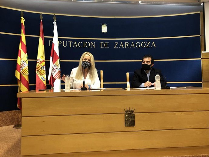 La diputada delegada de Cultura de la DPZ, Ros Cihuelo, y el técnico del servicio de Cultura, Alejandro Laguna