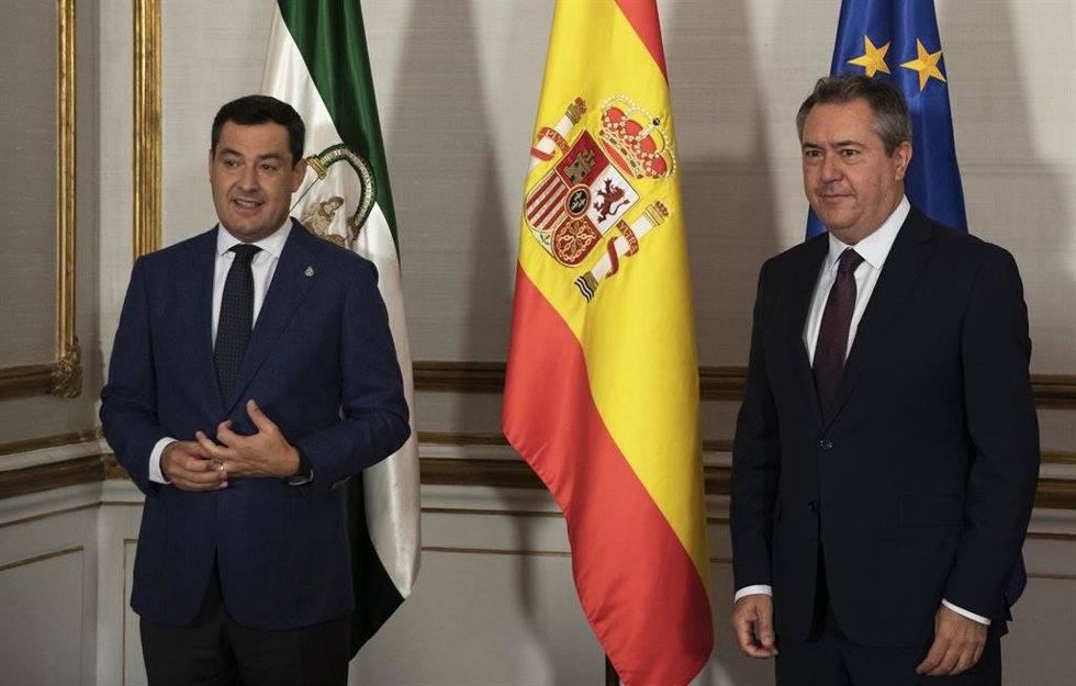 El presidente de la Junta, Juanma Moreno (i), durante su reunión con el secretario general del PSOE-A, Juan Espadas (d), el pasado 1 de octubre de 2022. (Foto de archivo).